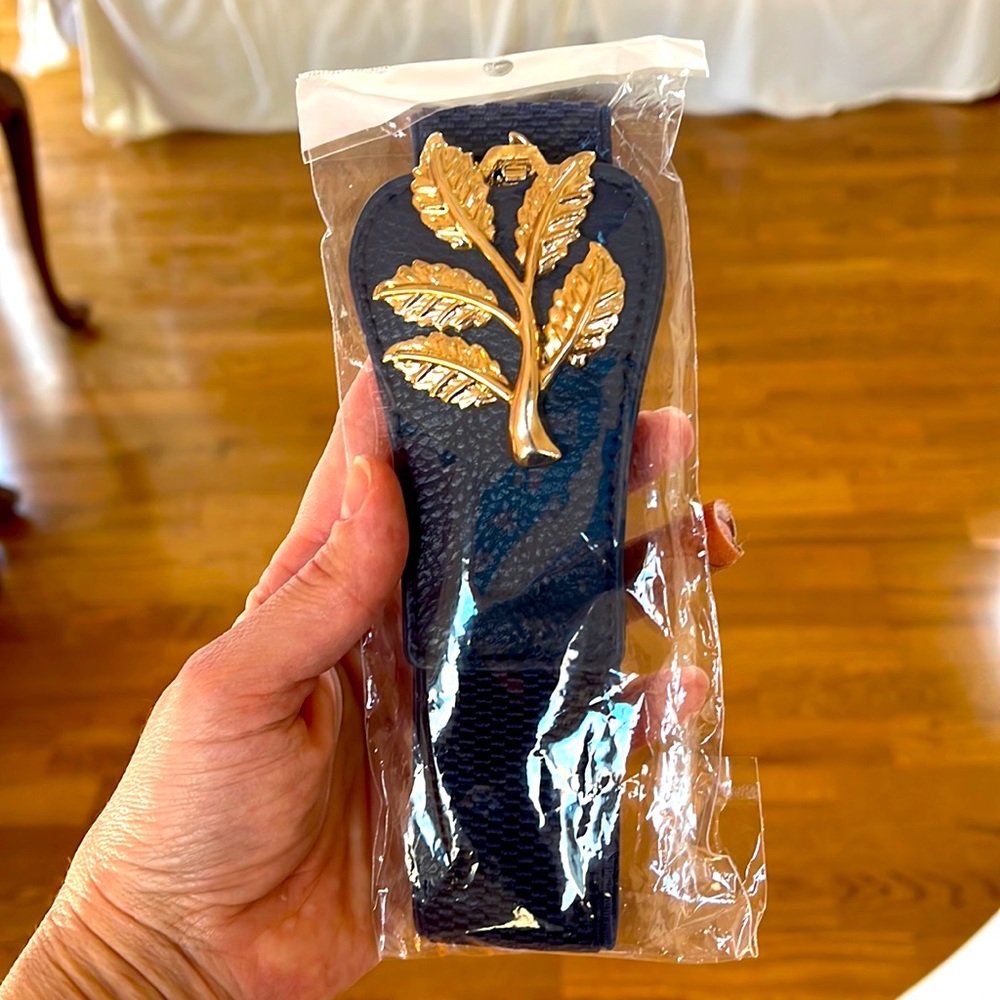 NWT navy stretchy waist belt with gold leaf buckle